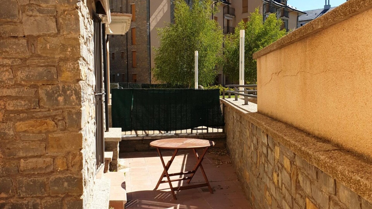 Jaca Apartment | Spacious 3-Bed Apartment with Garage & Pool in Jaca, Sleeps 6