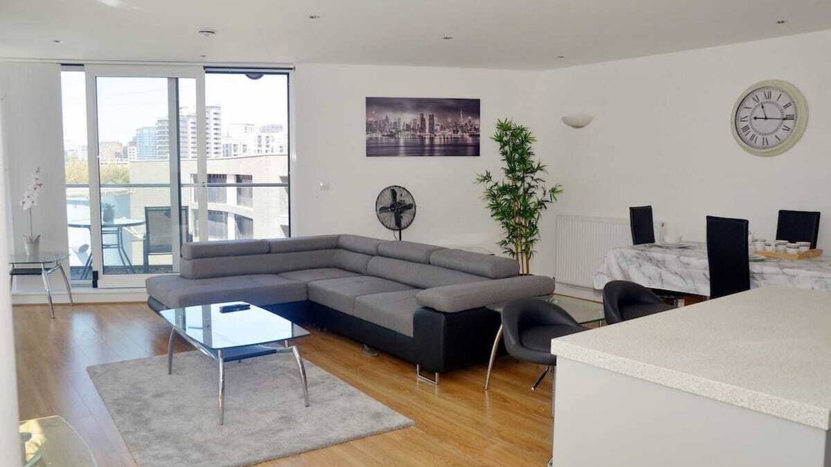 Docklands Apartment | Spacious 3 -Bed Apt close to City Airport & 3 mins walk to ExCel Centrenn