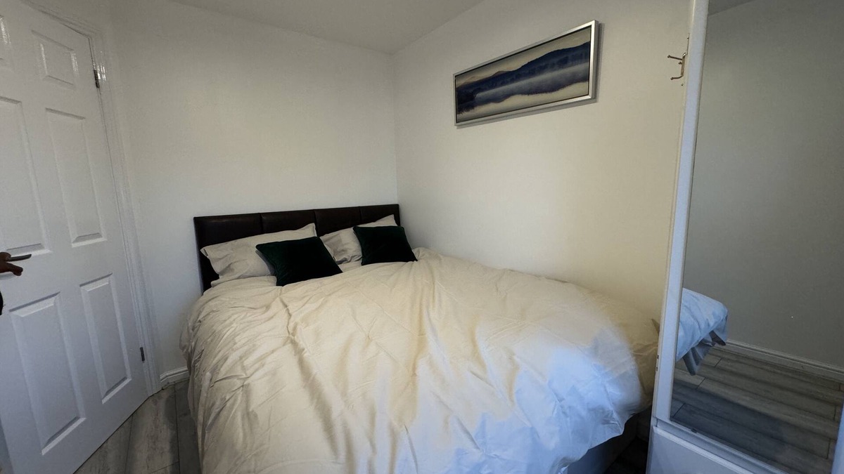 Custom House House | Spacious 3 bed, driveway, 5 minutes from Excel Centre & Custom House station