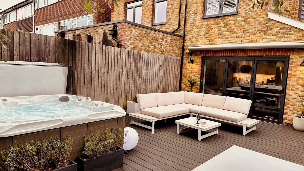 Redbridge House | ✪Spacious 3 Bed house. 9min Walk to tube. Free Parking. Hot Tub. Pet Friendly ✪