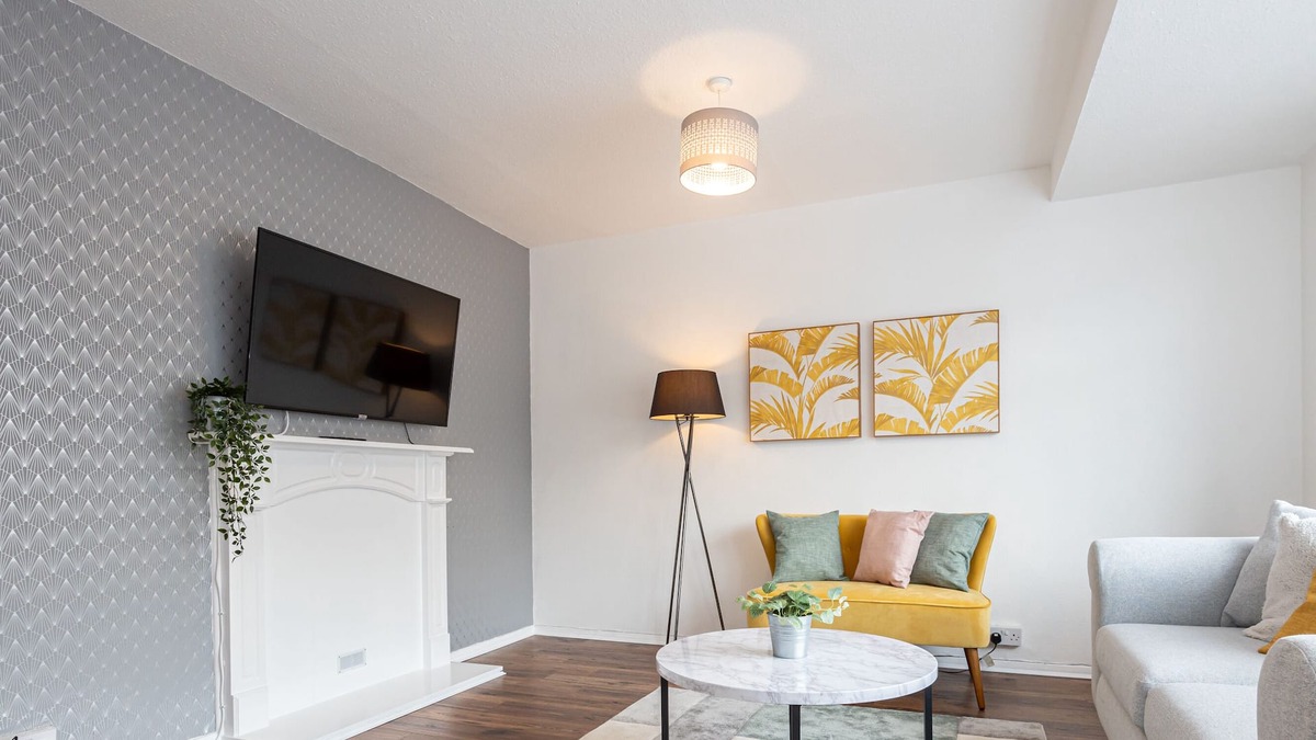Broadheath House | Spacious 3-Bed Home with Driveway