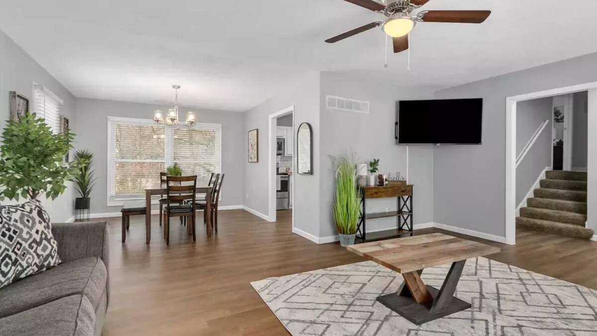 Waldron House | Spacious 3 Bed Home near Downtown & Airport (Family friendly!)