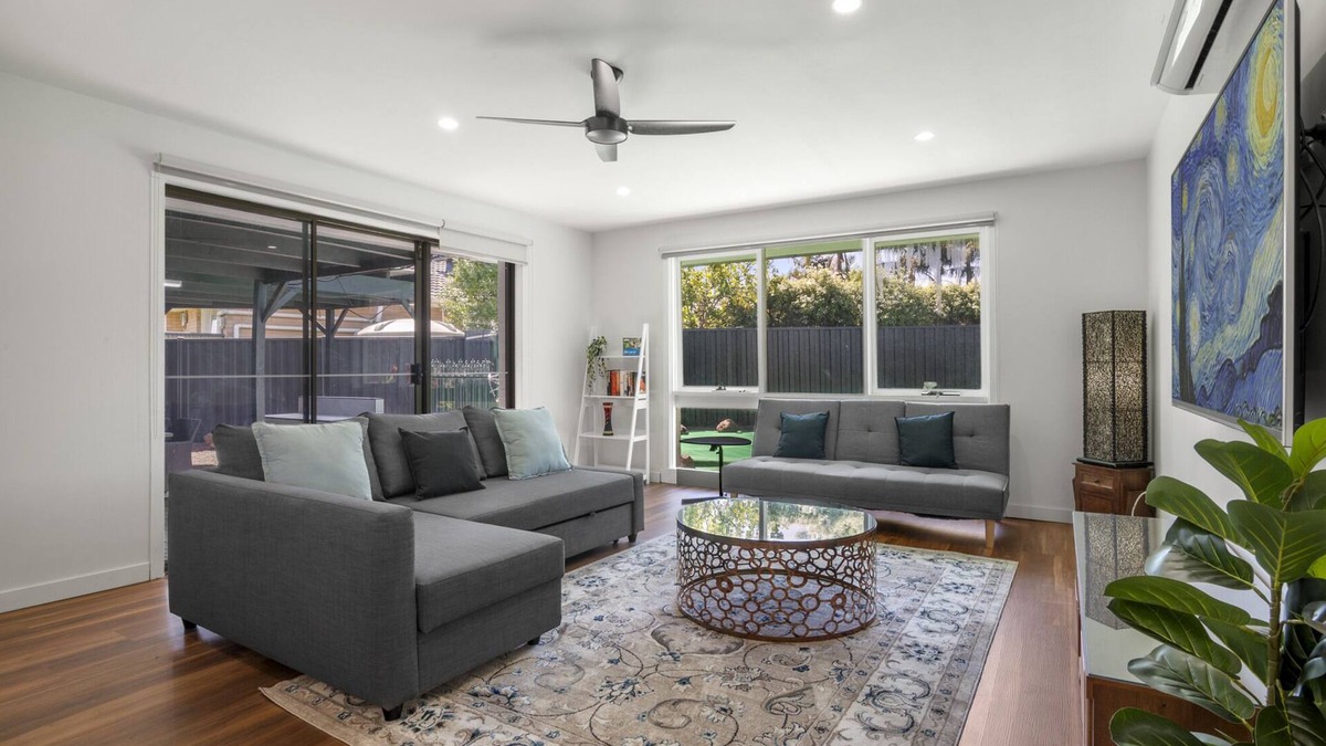 Melbourne House | Spacious 3-Bed House with Outdoor Dining & BBQ