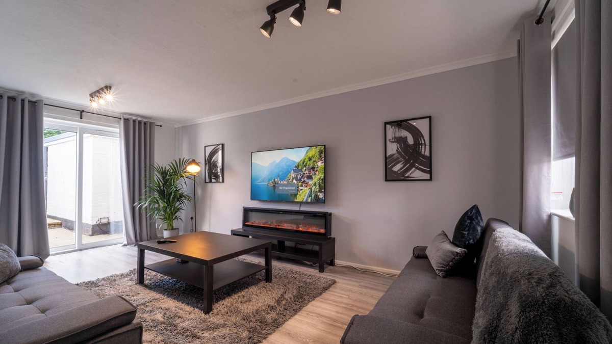 Little Hay House | Spacious 3 Bed House, 5mins to HS2/NEC/Airport.