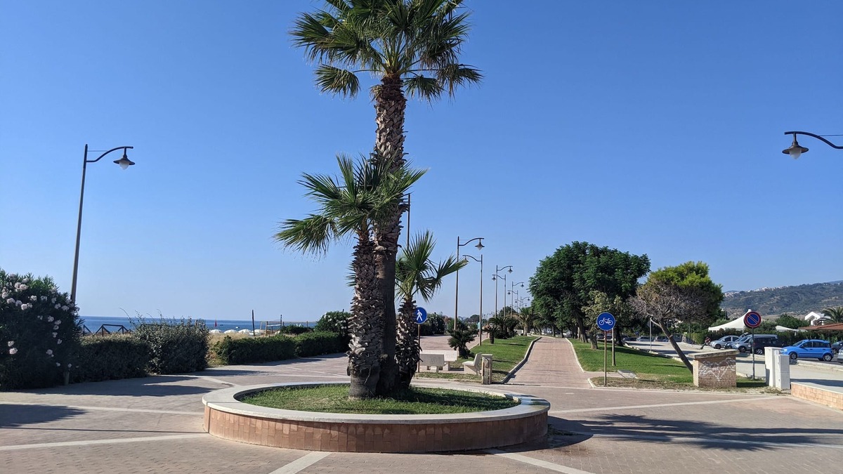 Marina di Davoli Apartment | Spacious 3 Bedroom Seaside Apartment - 5 min walk to beach!