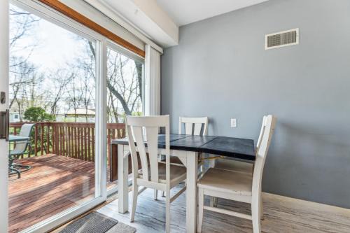 Crystal Apartment | Spacious 3-Bed Loft Home, Private Deck & Fire Pit