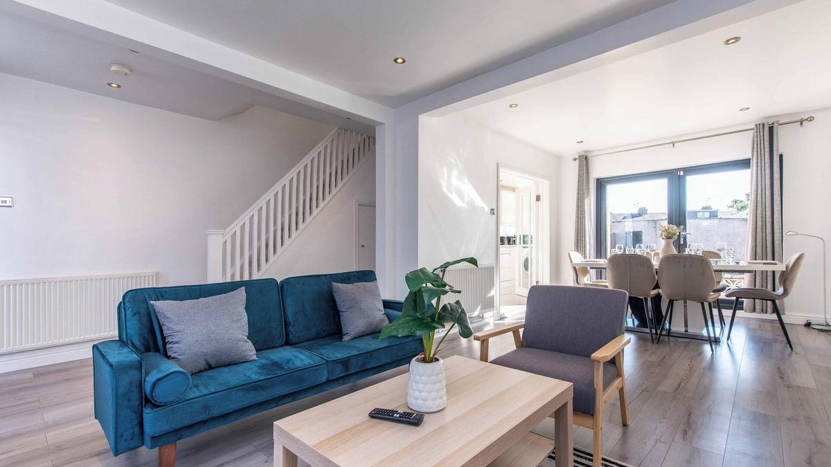 Acresford House | Spacious 3-Bed w/Parking, Near Coventry & Birmingham