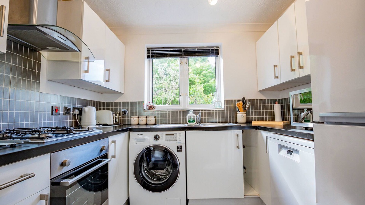 Worcester House | Spacious 3 Bedroom Home with Parking