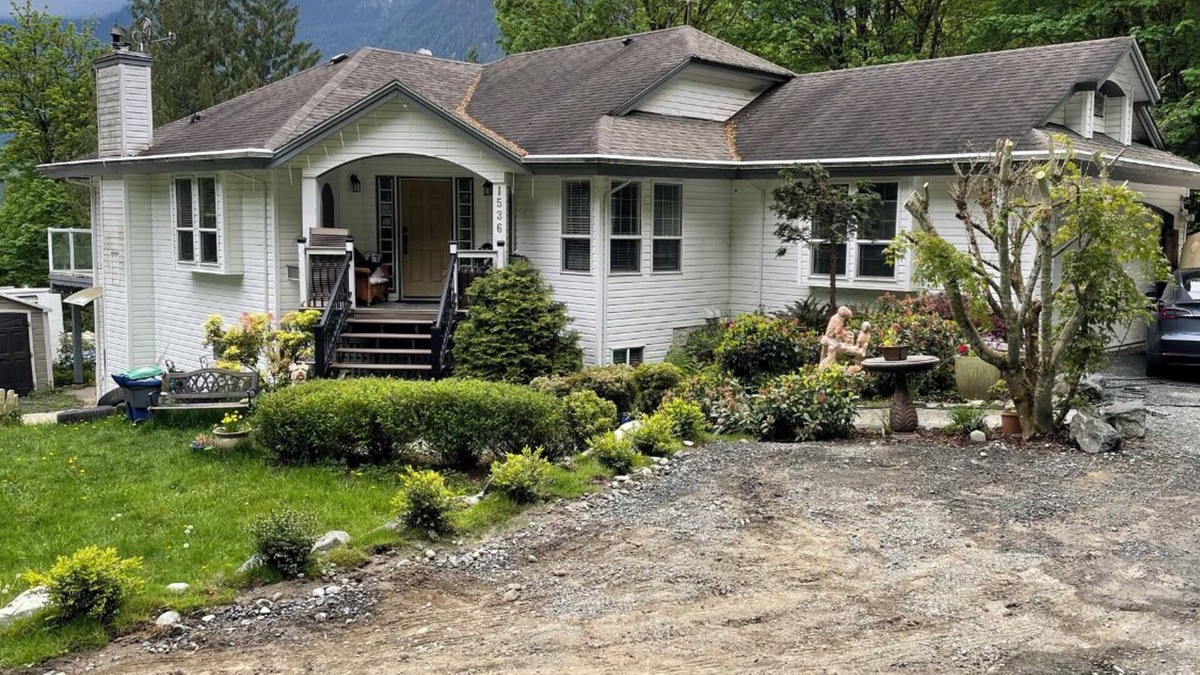 Lindell Beach House | Spacious 3 bedroom unit near the lake