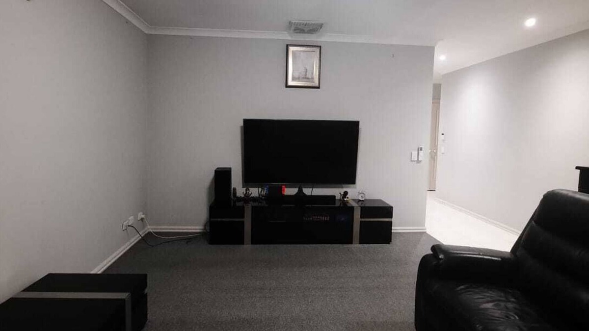 South Morang House | Spacious 3-Bedroom Home, 5 Mins to Westfield, South Morang Station & Schools