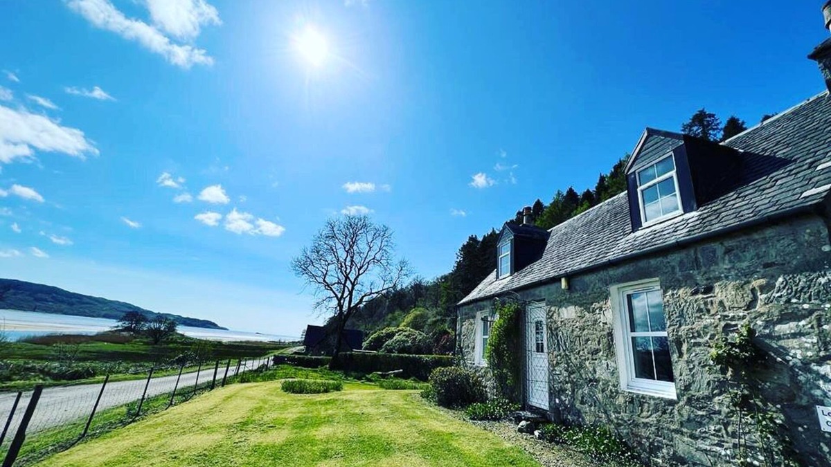 Lochgilphead Cottage | Spacious 3 Bedrooms, Sleeps 6 Spectacular Loch Views & Enclosed Garden
