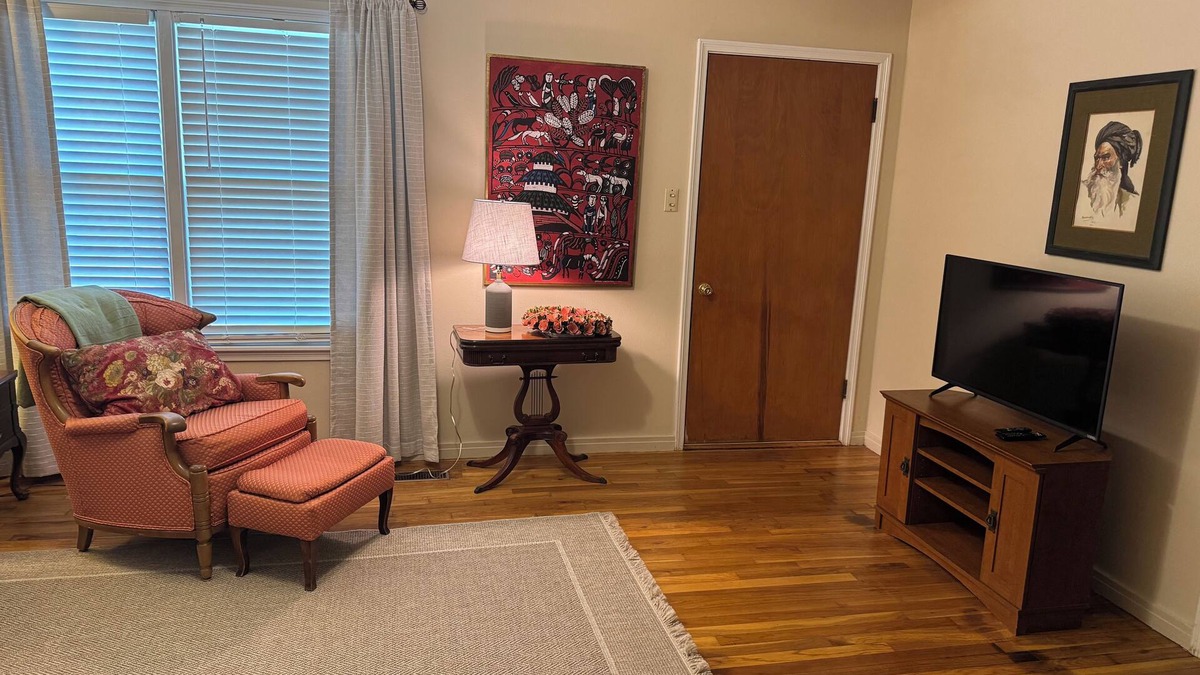 Lampasas House | Spacious 3 bedroom, 1.5 bath House. Wi-Fi, Roku TV, Fully stocked kitchen, etc!