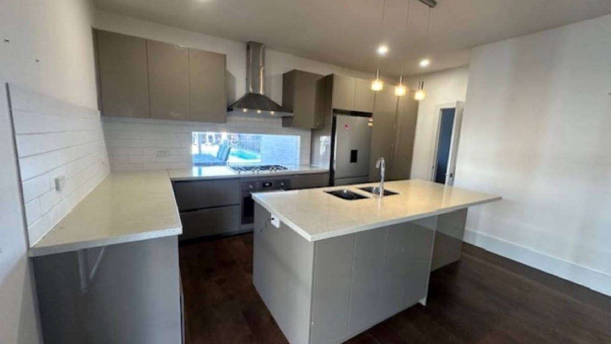 Donald House | Spacious 3 Bedroom, 2 Bathroom, Secure Parking and Pet friendly house.