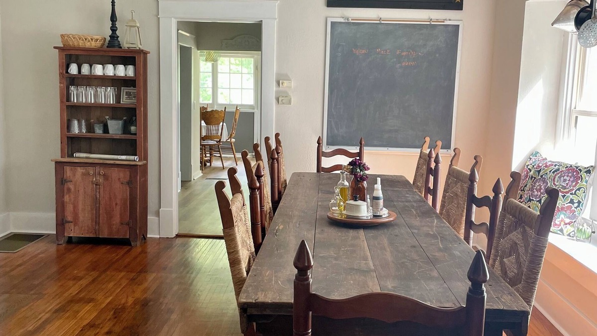 Brookfield House | Spacious 3 bedroom, 2 bathroom Home!