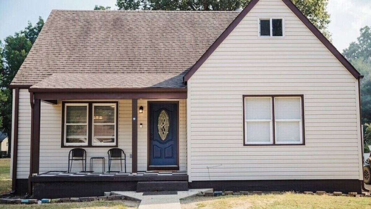 New Madrid House | Spacious 3-bedroom 2 story house in New Madrid near boat ramp with a toy room!