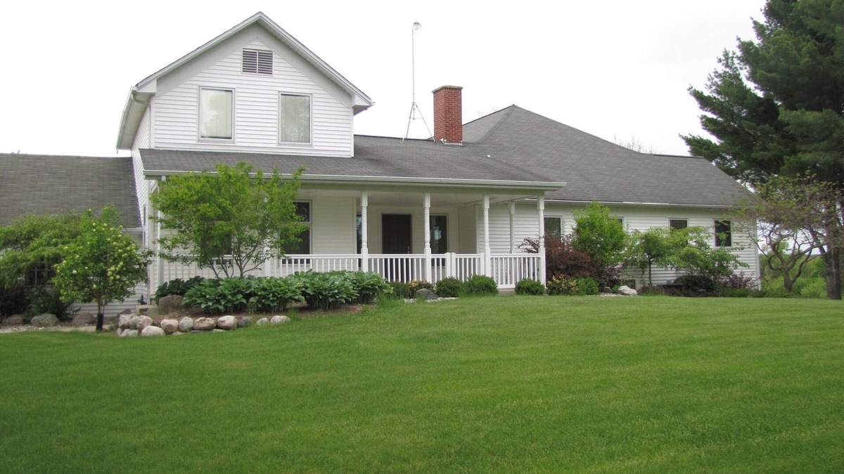 Chase House | Spacious 3 bedroom 4 bathroom home near the manistee national forest