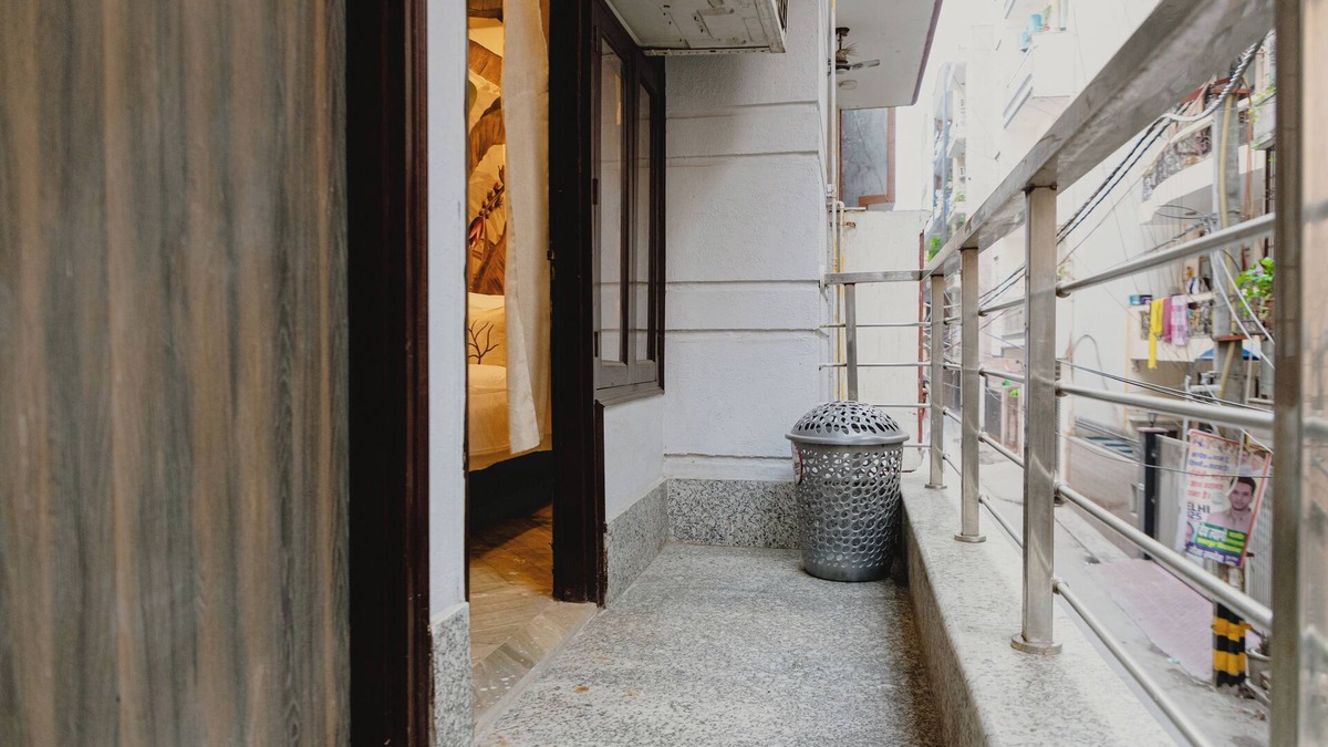 Chhatarpur Apartment | Spacious 3-bedroom apartment in vibrant New Delhi with WiFi, AC
