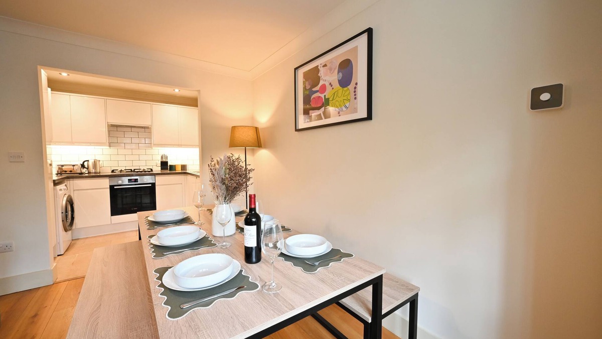 Redhill Apartment | Spacious 3-bedroom apartment in charming Redhill with WiFi