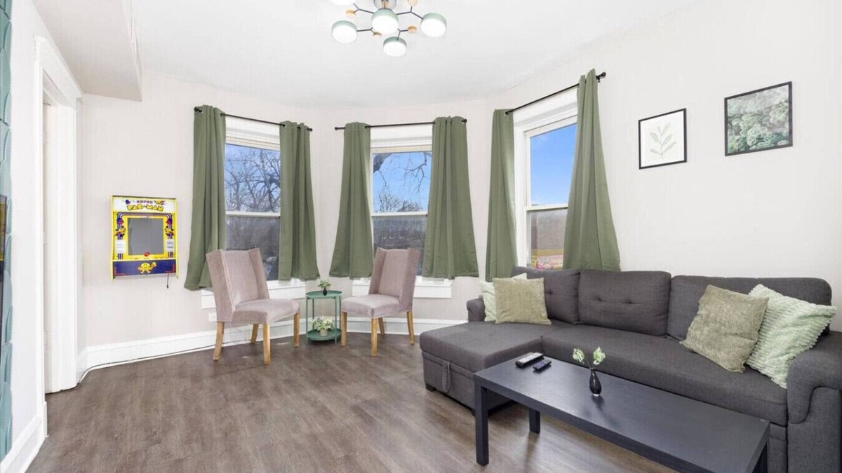 Brighton Park Apartment | Spacious 3 Bedroom Apartment - 10 Minutes to Downtown - Sleeps up to 10