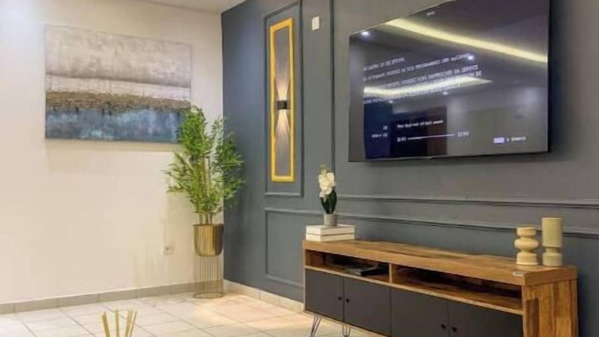 Douala House | Spacious 3-bedroom apartment with AC, Super fast Wifi