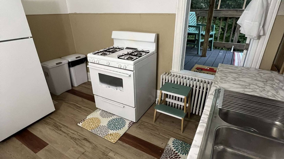 Albany Apartment | Spacious 3-bedroom apartment in peaceful Albany with AC, WiFi.