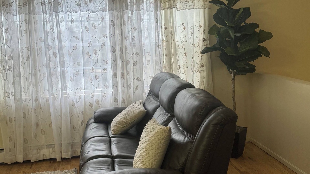 Queens Apartment | Spacious 3-bedroom apartment 5 minutes walk to Air train to JFK airport