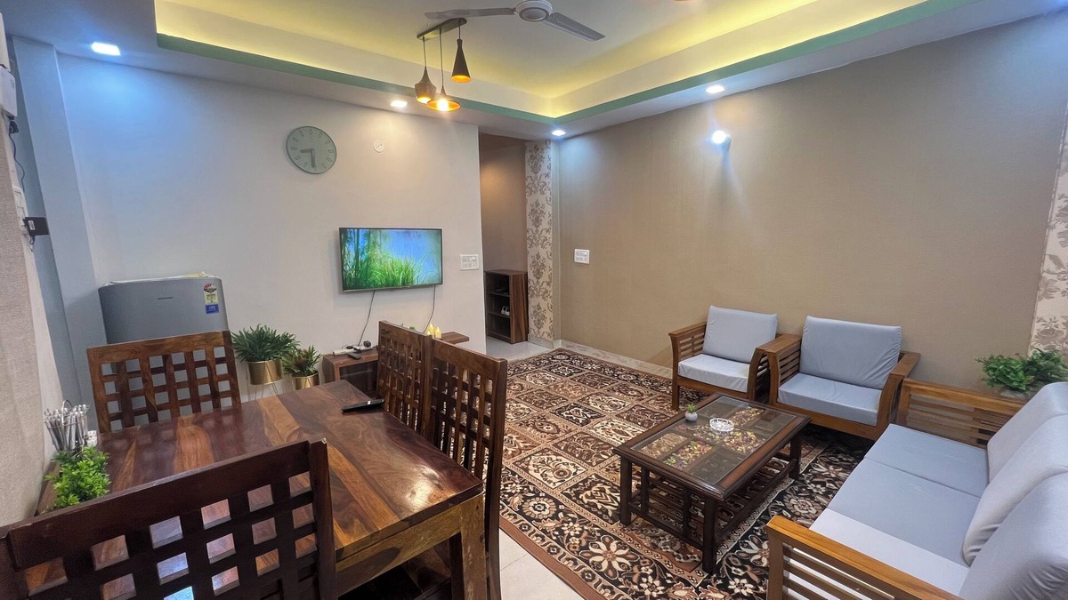Sainik Farm Apartment | Spacious 3-bedroom apartment in enchanting DL with WiFi, AC