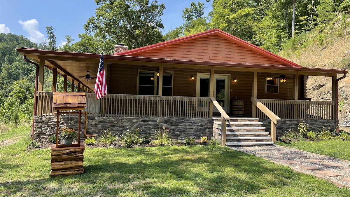 East Point Cabin | Spacious 3 bedroom cabin with hot tub