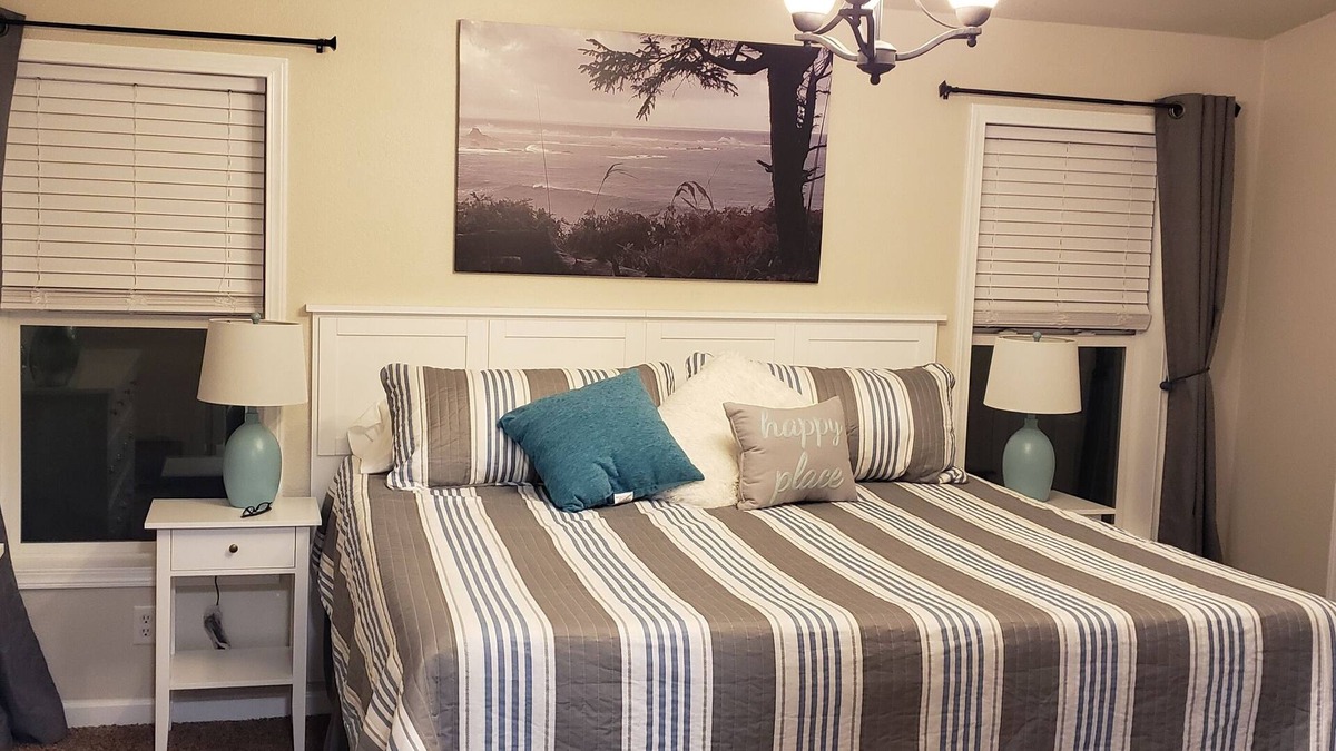 Coos Bay House | Spacious 3 bedroom close to salmon fishing and more!