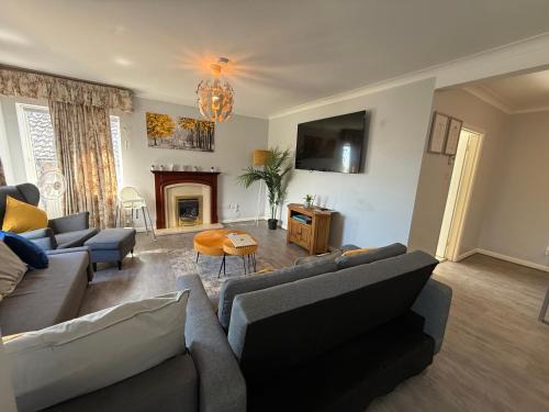 Woodingdean House | Spacious 3 Bedroom Brighton Home - Near South Downs - Stunning Sea Views - Garden - Pool Table - Free Parking for Cars
