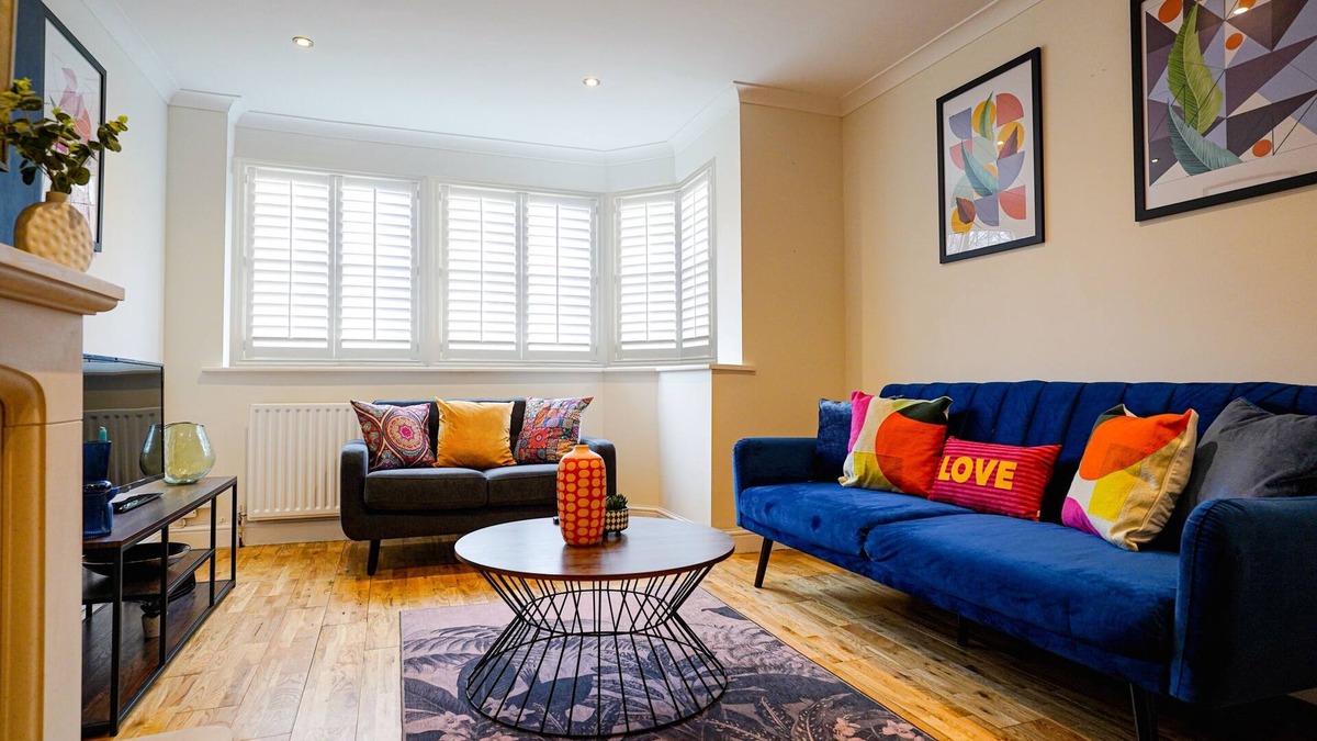 Portswood House | Spacious 3 Bedroom House Sleeps 6 |Driveway|Garden