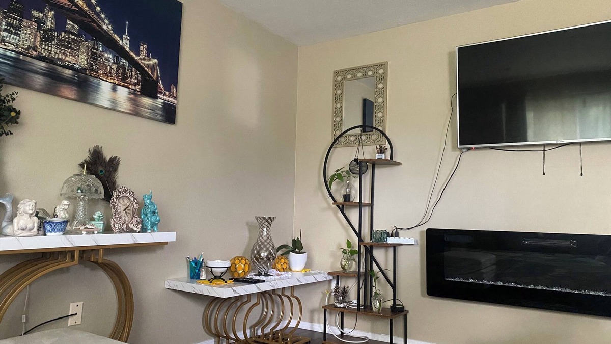Colerain Township House | Spacious 3 bedroom house with WiFi, shopping and restaurants in cool Cincinnati