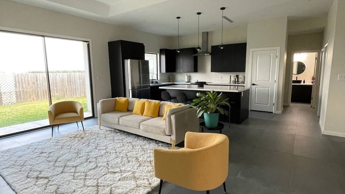 Brownsville House | Spacious 3-Bedroom Home with Large Backyard – Perfect for Families & Gatherings!