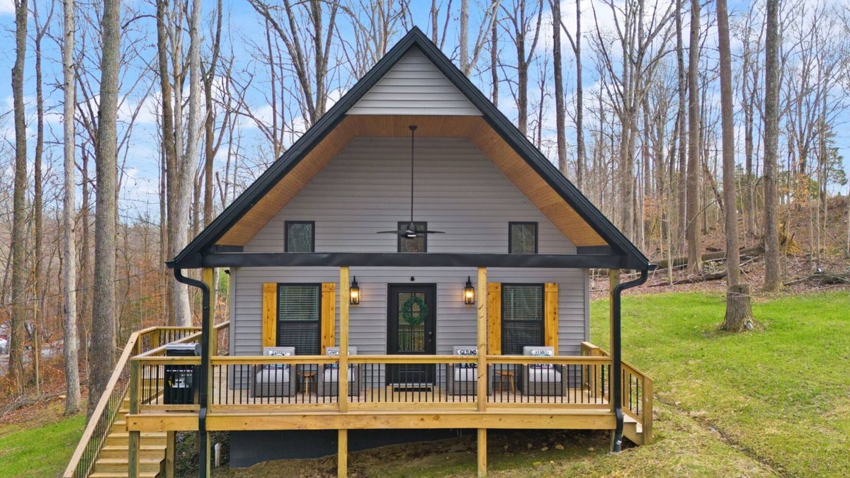 Clarkson House | Spacious 3-bedroom house near Nolin Lake/Mammoth Cave, WiFi, Grill, Fire Pit!