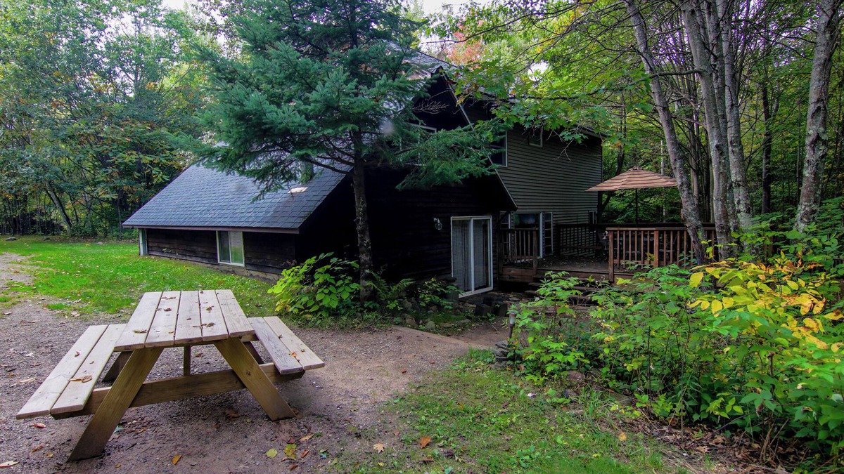 Athelstane Cabin | Spacious 3-bedroom Lodge nestled into the Northwoods. river access!