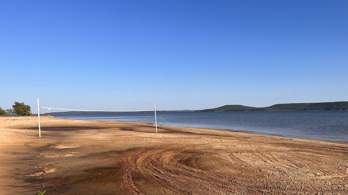 Hoyt Cabin | Spacious 3 bedroom lake view home just minutes from the beach!