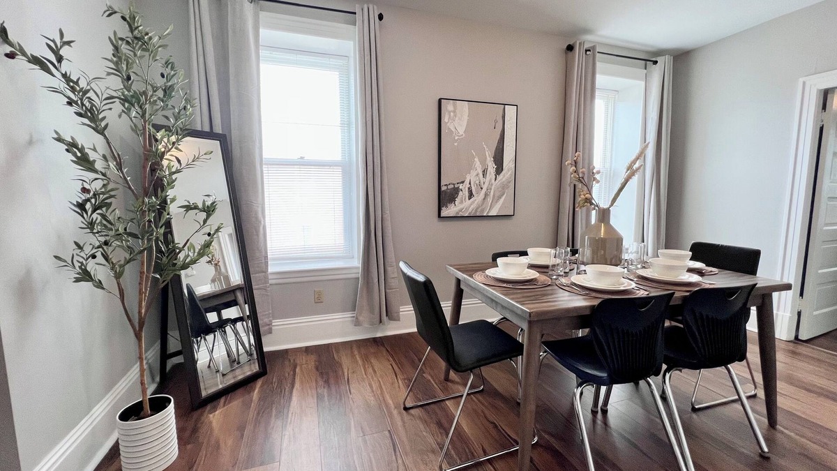 Shaw Apartment | Spacious 3 Bedroom Sleeps 5 - Walk to Botanical Garden - Long Term Pet Friendly