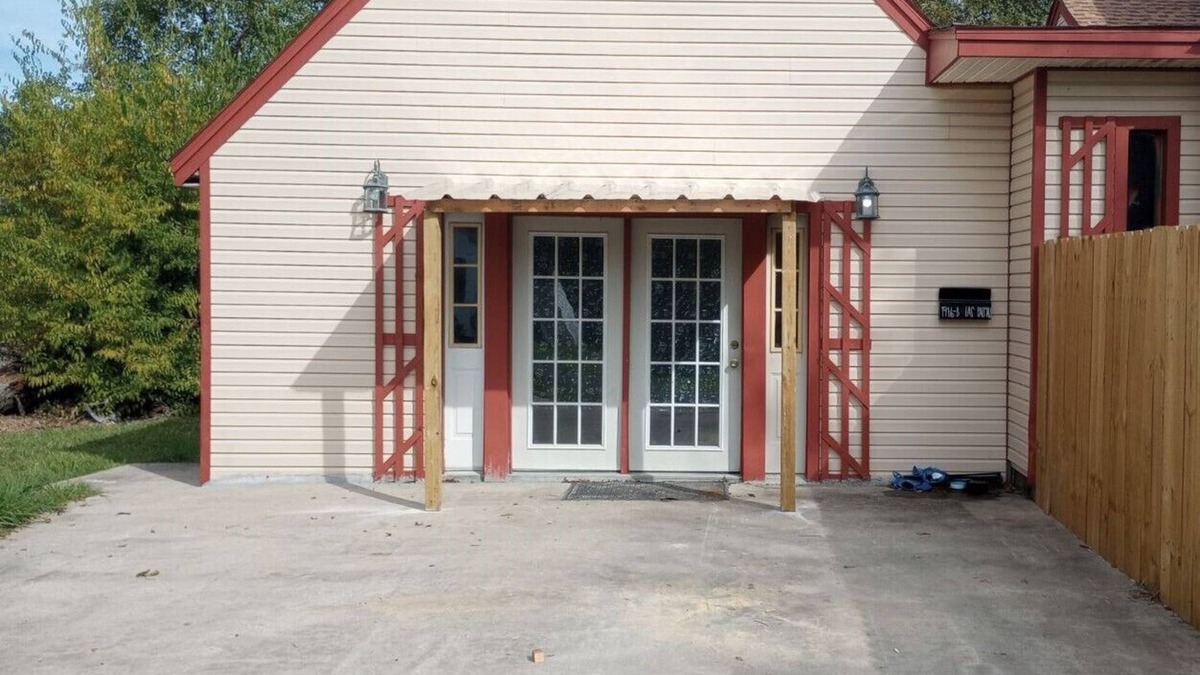 Lakeview Jefferson County House | Spacious 3 bedroom home. Cajun Capital of Texas! Experience great fishing.