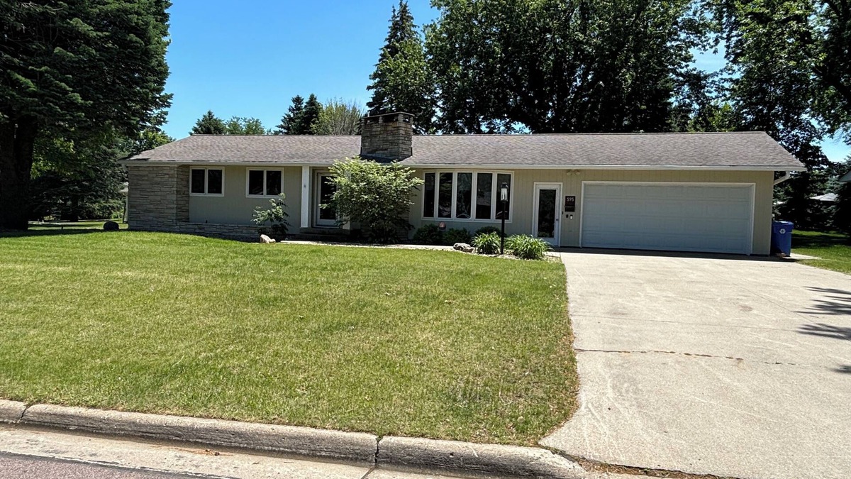Sioux Center House | Spacious 3 Bedroom Home in a Quiet Neighborhood Near the University