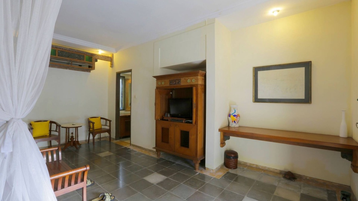 Penatih Villa | Spacious 3 Bedroom villa near Ubud features 2 swimming pool and 2 gazebos
