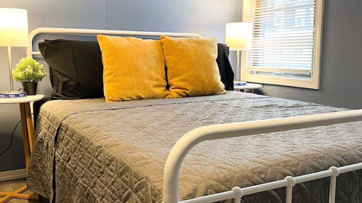 Jeannette Apartment | Spacious 3 Bedroom w/7 beds + Sleeps up to 10