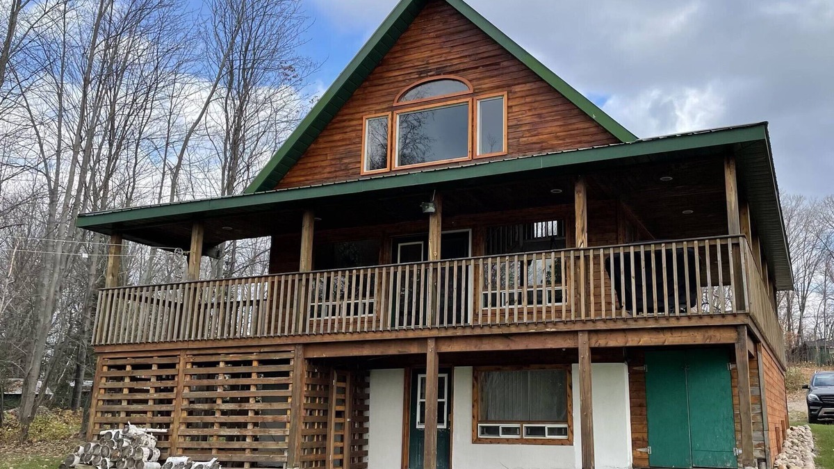 Bonfield Cottage | Spacious 3 Bedroom Waterfront Cottage on Lake Nosbonsing in Bonfield