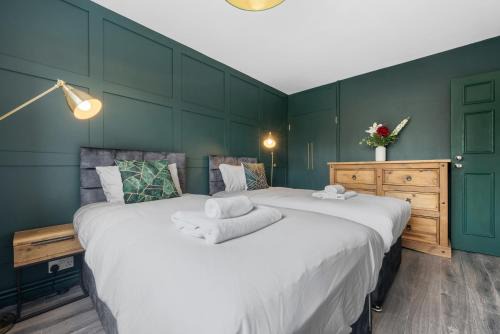 Shadwell Apartment | Spacious 3 bedroom Whitechapel Apartment with Garden by Gold Stays