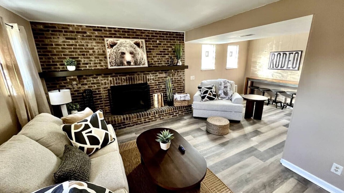 Mason House | Spacious 3 Bedroom with Outdoor Pool in Mason