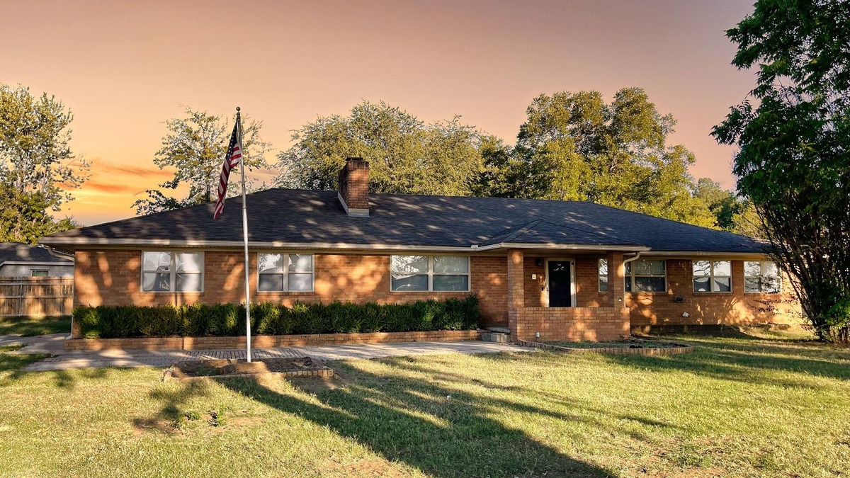 Owasso House | Spacious 3 br 15 minutes from Downtown Tulsa, close to restaurants and shopping