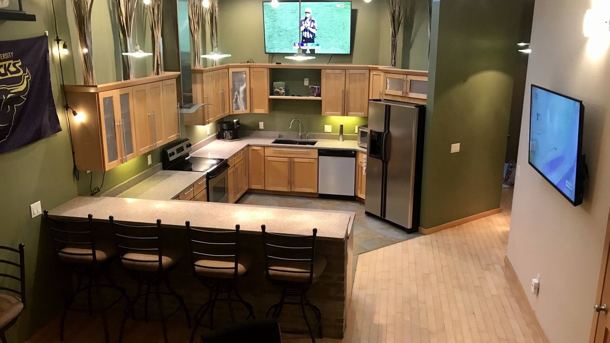 Saint Peter Apartment | Spacious 3 BR 2 Bath Sleeps 10 Downtown St. Peter