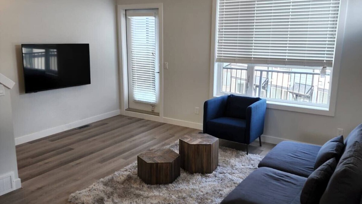 Evanston House | Spacious 3 BR Corner Townhome in Evanston Park!