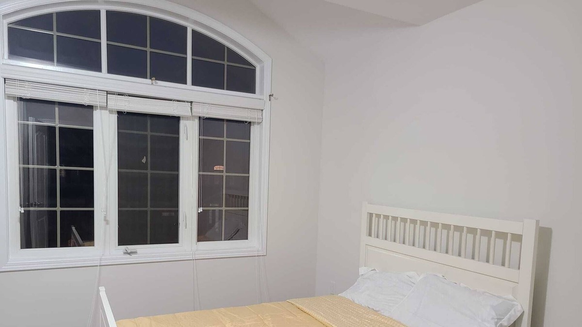 Ajax House | Spacious 3 BR Home Getaway - Fully Furnished