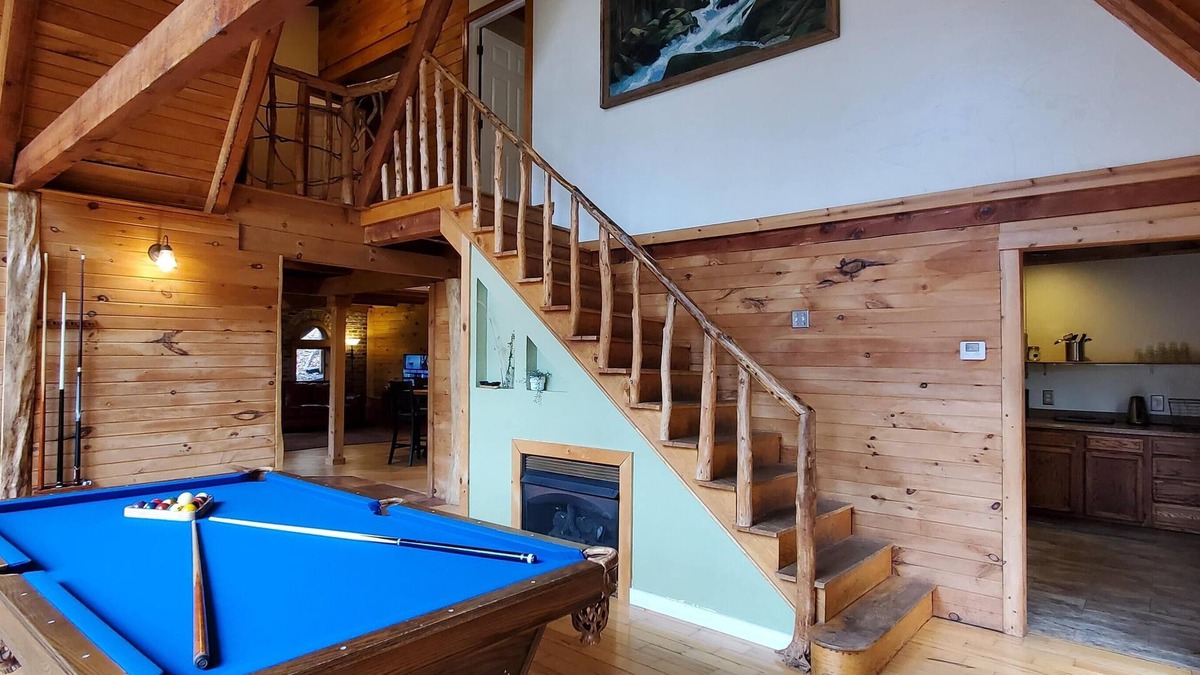 Slade Cabin | Spacious 3-BR, Lodge. Pool Table,Smart Satellite TV, Wi-Fi, Large Dining Hot Tub