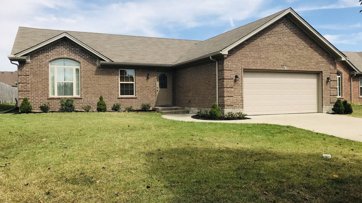 Speed House | Spacious 3 BR Ranch House W/Patio Yard in a quiet Suburb